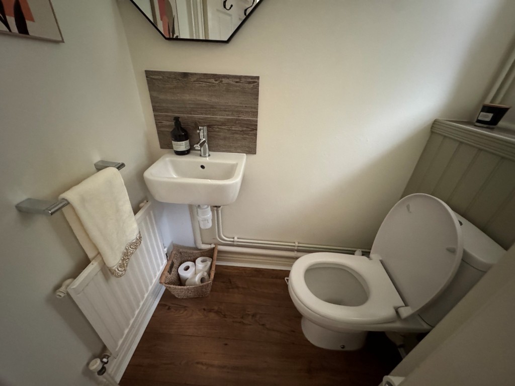 Lot: 195 - FREEHOLD TWO-BEDROOM SEMI-DETACHED HOUSE - A RESIDENTIAL INVESTMENT - Cloakroom/W.C.